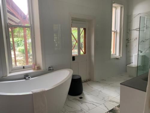 YankalillaBungala House的白色的浴室设有浴缸和窗户。