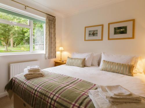 Gasthorpe克维尔特度假屋的一间卧室设有一张床和一个窗口