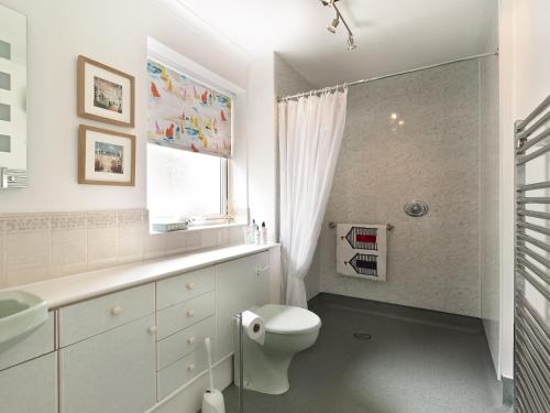 Gasthorpe克维尔特度假屋的白色的浴室设有卫生间和水槽。