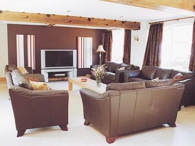 Somersal Herbert福尔齐酒店的客厅配有两张沙发和一台电视