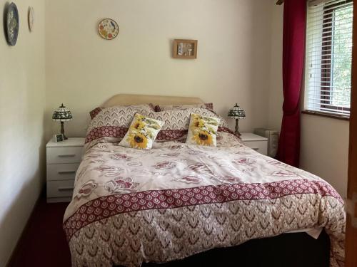 灵伍德Valley View Annex的一间卧室配有一张床、两盏灯和一个窗户。
