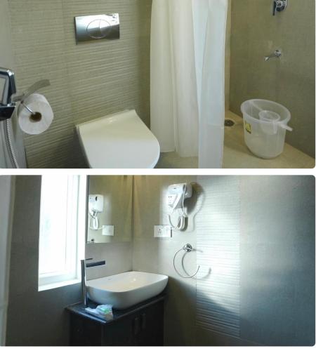 蒂鲁帕蒂KVP GOLDEN INN的浴室配有白色卫生间和盥洗盆。
