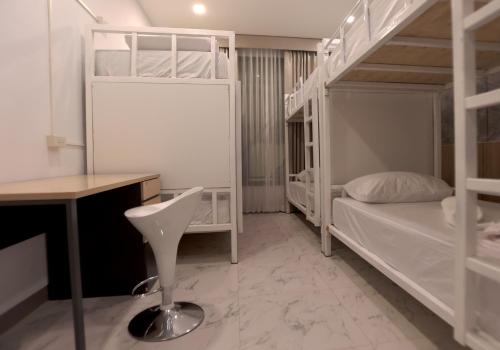 清迈TarTar & Nay Hostel的一间卧室配有两张双层床和一张书桌