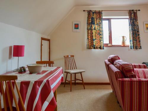 水上伯顿红陶别墅的客厅配有桌子和沙发