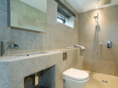 BerkleyPuddledock Piggery的浴室配有卫生间、盥洗盆和淋浴。
