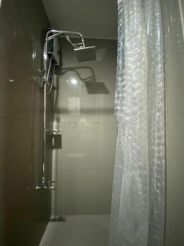 马尼拉Air Residences 4439的带淋浴和浴帘的浴室