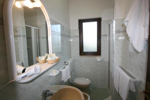 奥斯图尼芭芭拉俱乐部之家的一间带水槽、卫生间和镜子的浴室