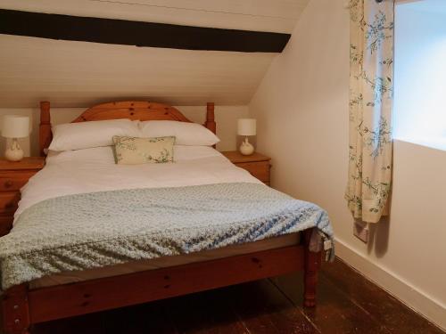 克兰诺格沃尔Dyserth的一间卧室配有一张带木制床头板的床