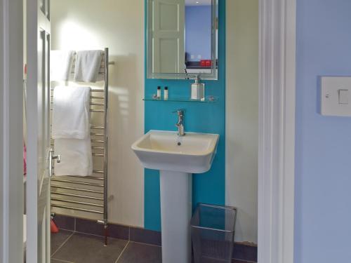 BentleyGranary Cottage的一间带水槽和镜子的浴室