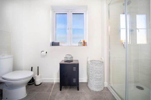 巴恩斯特珀尔Immaculate 3 Bedroom Home Barnstaple Devon的一间带卫生间和玻璃淋浴间的浴室