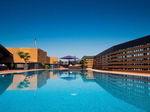 科尔多瓦欧洲之星宫殿酒店的大楼前的大型游泳池