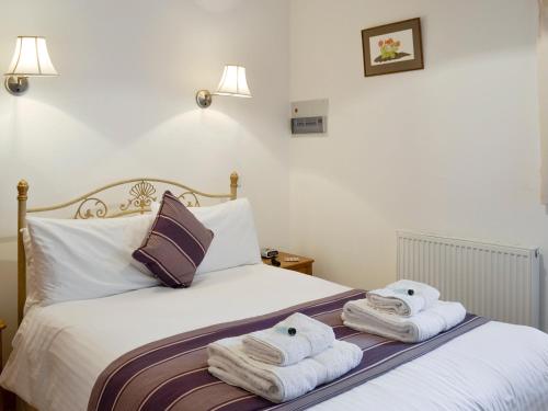 北威灵厄姆罗弗特酒店的一间卧室配有带毛巾的床