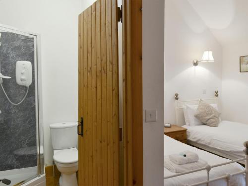北威灵厄姆罗弗特酒店的一间带卫生间的浴室和一张位于客房内的床。