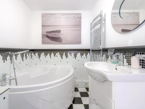 Zelah特斯克沃迪克巴恩乡村别墅的白色的浴室设有浴缸和水槽。