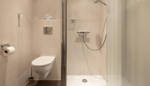 霍勒姆Onder de molen的带淋浴和卫生间的白色浴室
