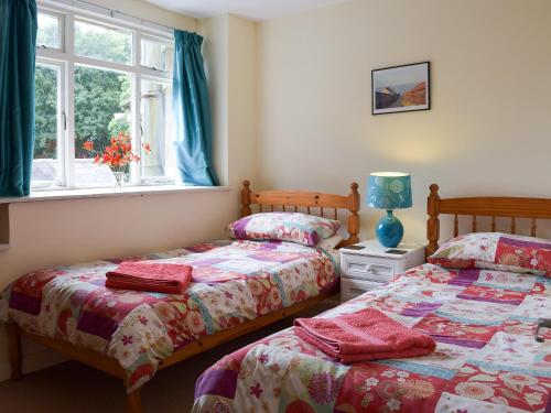 JohnstonPopehill Farm Apartment的一间卧室设有两张床和窗户。