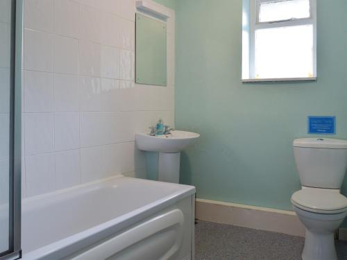 JohnstonPopehill Farm Apartment的白色的浴室设有卫生间和水槽。