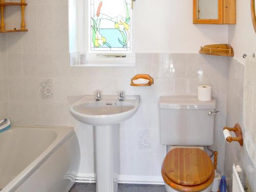 朗里奇Carmichael的浴室配有盥洗盆、卫生间和浴缸。