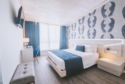 蒙卡达和雷克萨奇CARIBBEAN Home的酒店客房设有一张床和一个大窗户