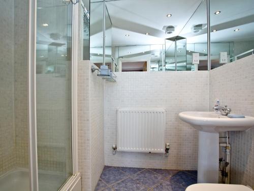 韦茅斯Cormorant View的一间带水槽和淋浴的浴室