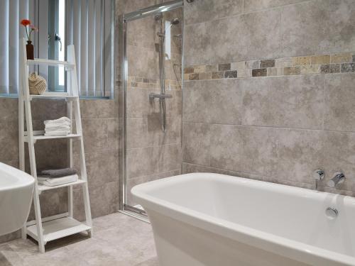 温奇尔西Henry-oscar House的带浴缸、淋浴和盥洗盆的浴室