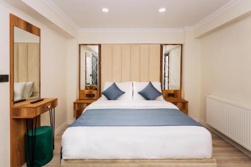 伊斯坦布尔Galata Master Hotel的一间卧室配有一张大床和一张书桌