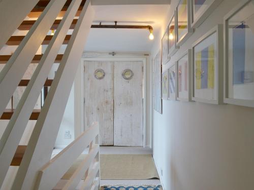 Strete海上悬崖小屋的房屋内带木门的走廊