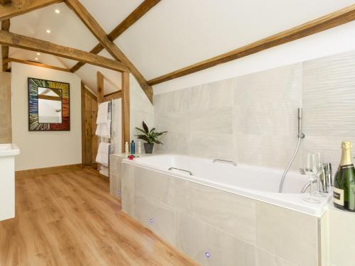 皇家伍顿巴西特The Calf Shed-ukc2113的一间位于客房内的带白色浴缸的浴室