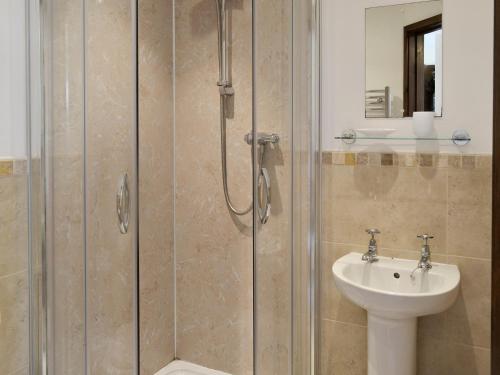 Poundstock霍姆蕾乡村别墅的带淋浴和盥洗盆的浴室