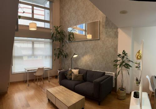 拉科鲁尼亚Loft con PARKING "Hygge Urbano Coruña"的客厅配有沙发和桌子