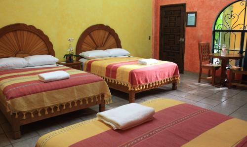 瓦兹特佩克奥克斯特派克酒店的酒店客房,配有两张带毛巾的床