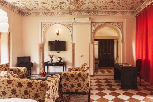 PachārMundota Fort And Palace的客厅配有沙发和桌子