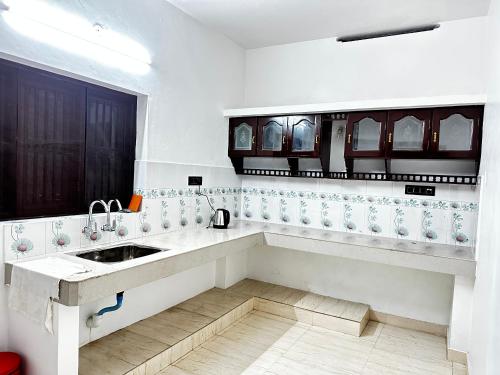 特里凡得琅Kovalam Beach House的厨房配有水槽和台面