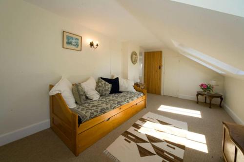 BaltonsboroughBrook Cottage的卧室配有一张床