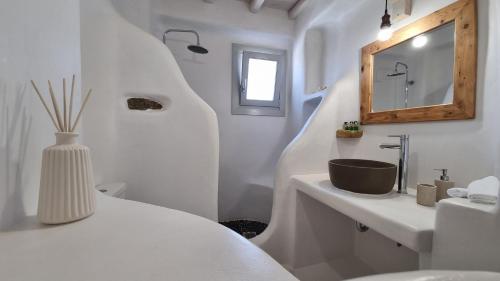 阿诺梅拉Antheia Suite of Mykonos的白色的浴室设有水槽和镜子