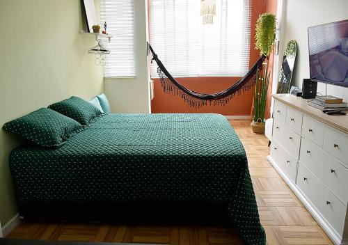 里约热内卢Studio Miguel Lemos的一间卧室配有一张带绿毯的床