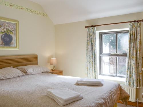 Huntington格兰纳里度假屋的一间卧室配有一张床,上面有两条毛巾