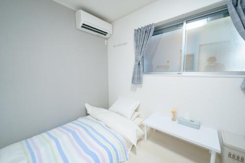 大阪Osaka - House - Vacation STAY 8351的白色的卧室设有床和窗户