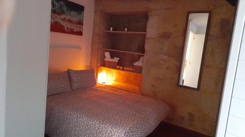 维戈La Guinda Real的一间小卧室,配有一张床和镜子