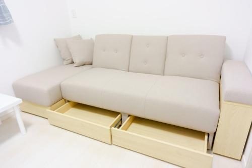 大阪Osaka - House - Vacation STAY 8920的客厅配有带木制抽屉的白色沙发
