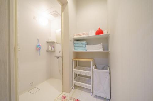 大阪Osaka - House - Vacation STAY 8920的带淋浴和毛巾架的浴室