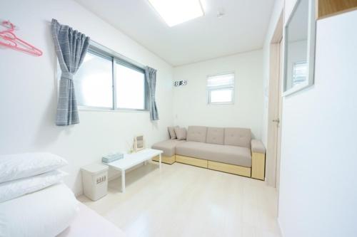 大阪Osaka - House - Vacation STAY 8920的白色的客厅配有沙发和桌子