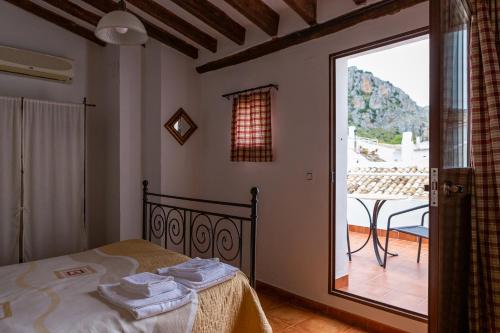 苏埃罗斯Casa Rural Ademaira - Vista Torre的一间卧室设有一张床,并有通往庭院的门