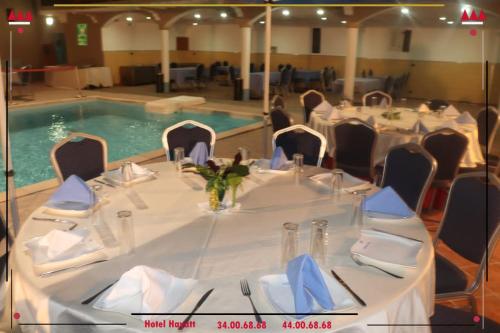 努瓦克肖特Hotel Hayatt的一张桌子,用来在游泳池旁举办宴会
