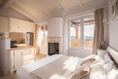圣温琴佐Castel del Mare的白色的卧室设有床和窗户