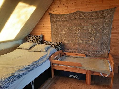FelsőörsHáz a kishegyen的一间卧室设有两张单人床和一个窗户。