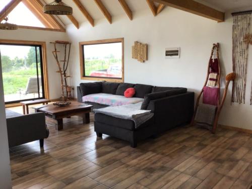 比亚里卡Bello Horizonte Lodge的客厅配有沙发和桌子