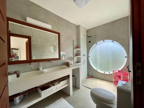 皮帕La Réserve Design Villas的一间带水槽和镜子的浴室