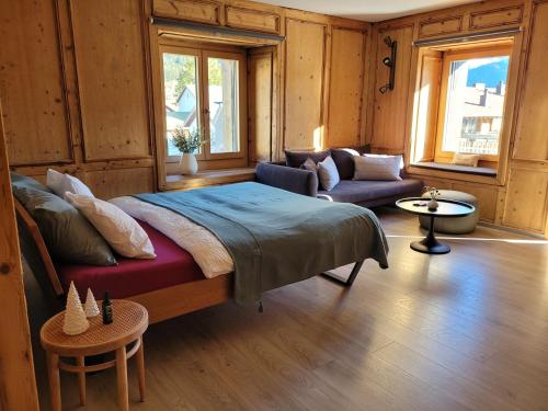 LenzFerienwohnung PARDI的一间卧室配有一张大床和一张沙发