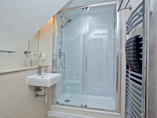 韦斯特沃德霍Pebbles, Horizon View的带淋浴和盥洗盆的浴室